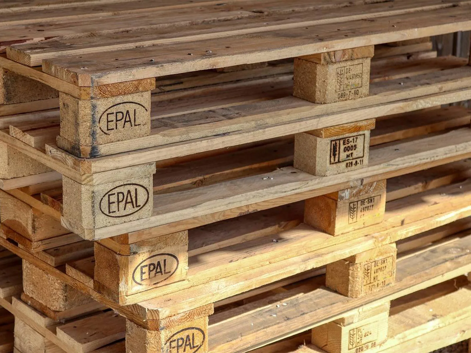 Lire la suite à propos de l’article Enlèvement de palettes bois pour les artisans et PME à Marseille un service pratique et responsable