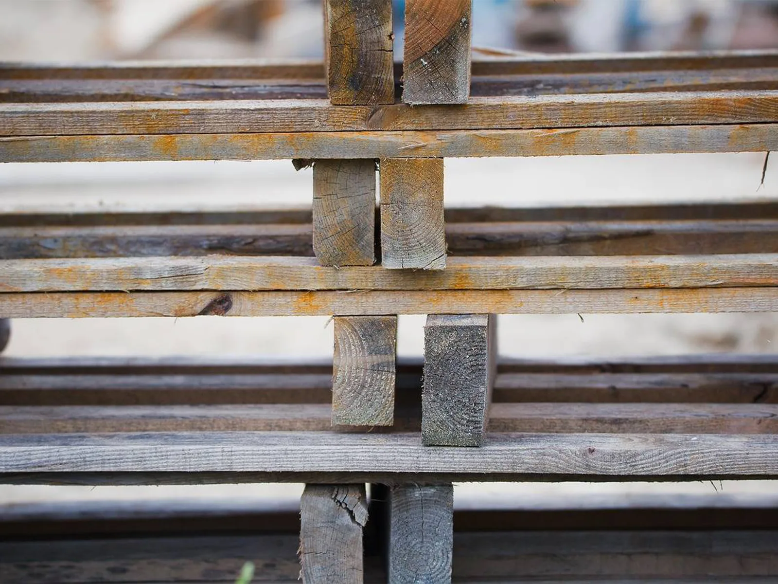 Lire la suite à propos de l’article Palettes recyclées pour l’industrie pharmaceutique à Brignoles traçabilité, conformité et logistique écoresponsable