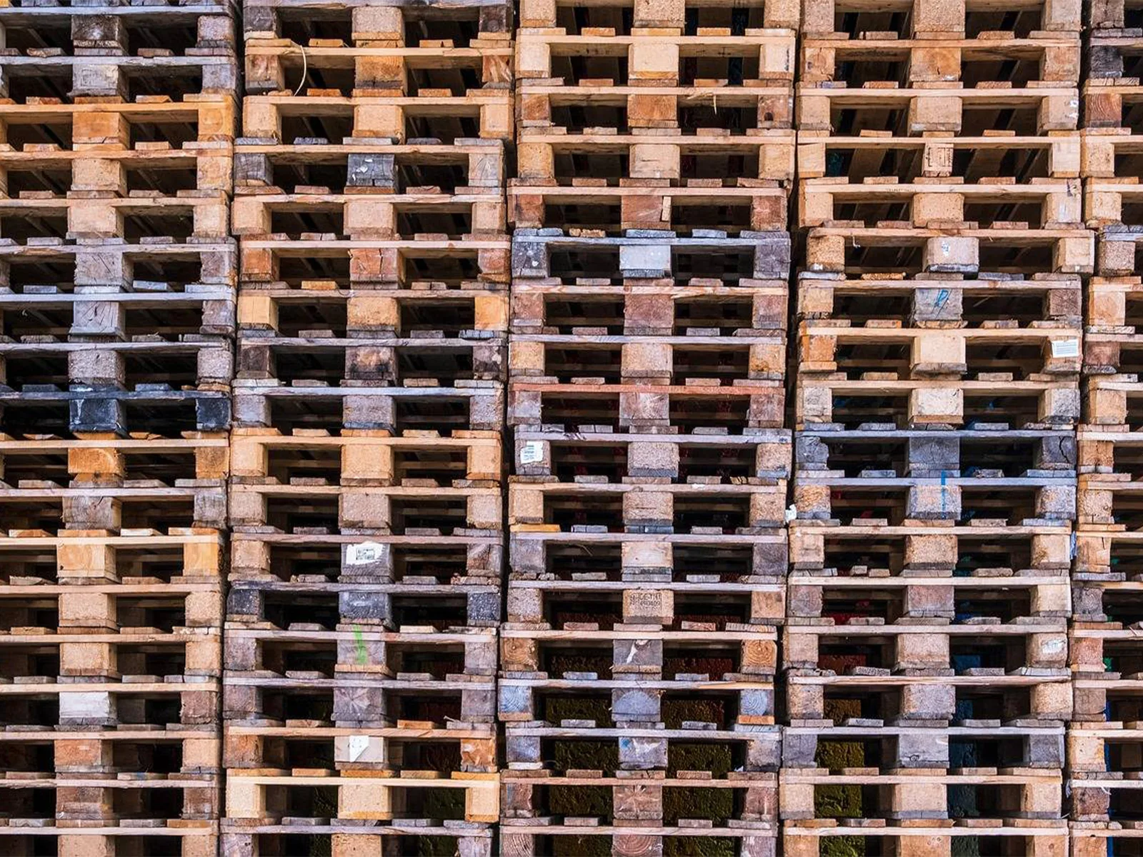 Lire la suite à propos de l’article Palettes recyclées pour l’agroalimentaire à Brignoles : hygiène, conformité et économie