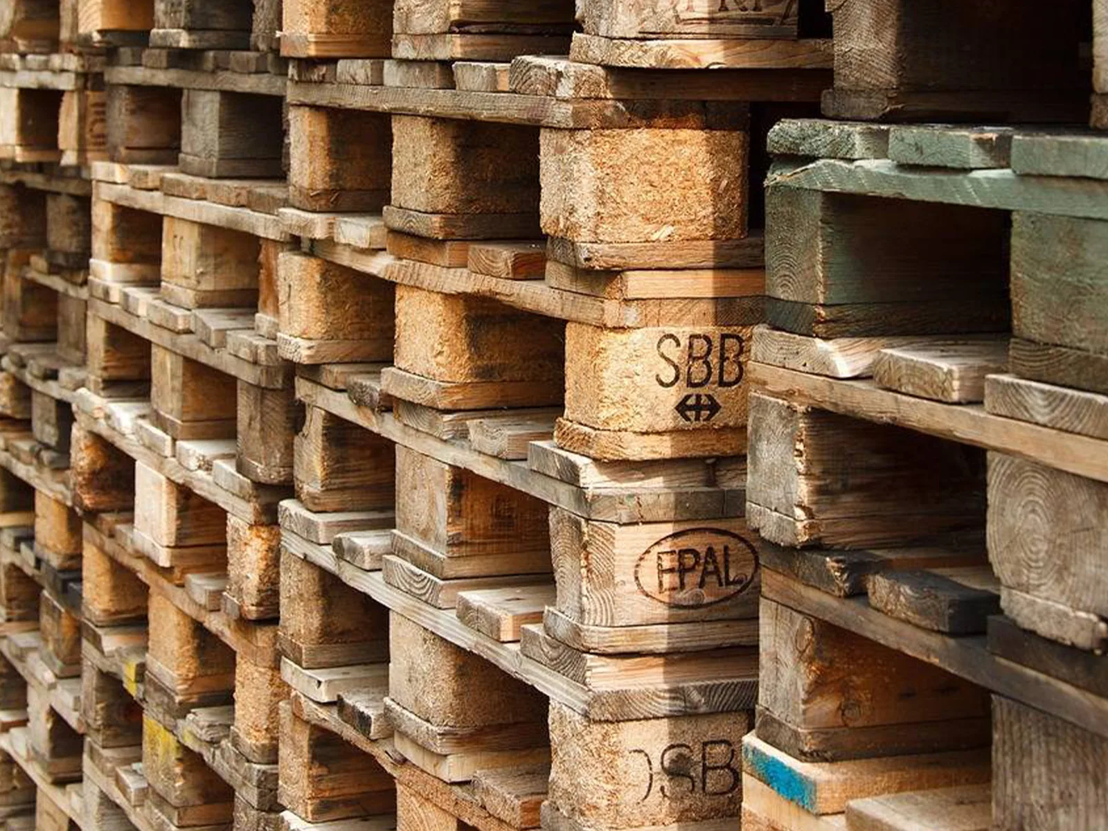 Lire la suite à propos de l’article Palettes recyclées pour producteurs agricoles et coopératives à Brignoles stockage optimisé et solution écologique